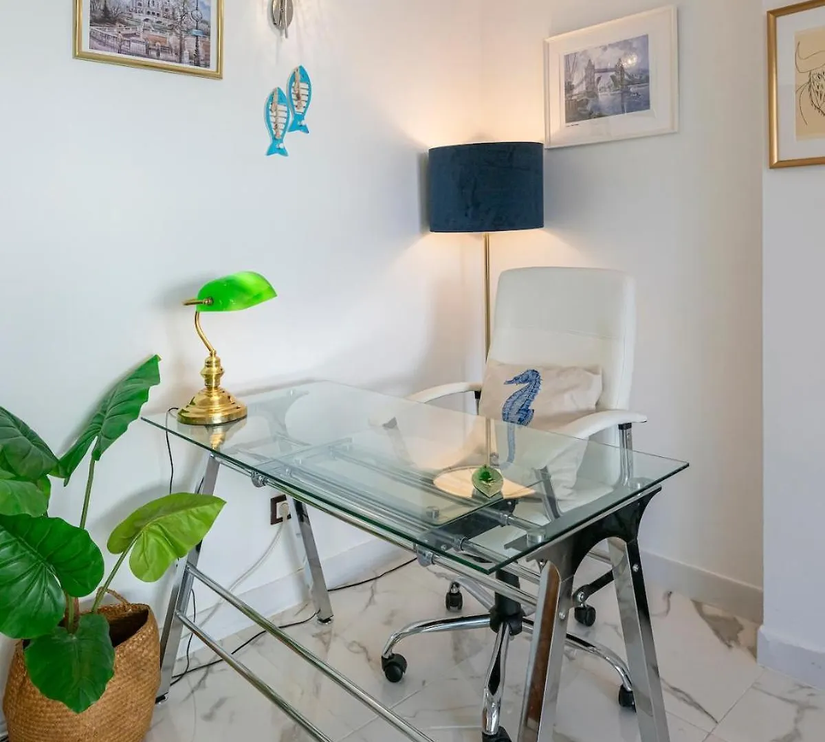 Modern 1 Bedroom Apartment, Steps From The Sea & Downtown ماربيا شقة